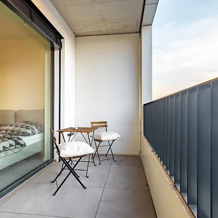 Light & Airy Comfort - Garage & Balcony アパート