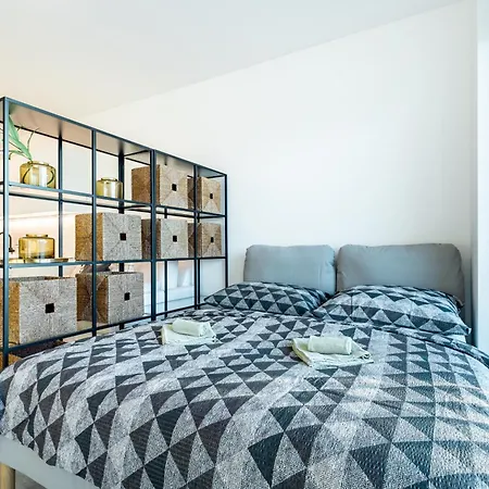 Light & Airy Comfort - Garage & Balcony アパート