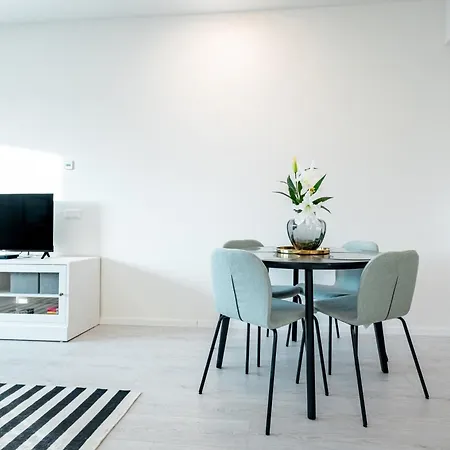 Light & Airy Comfort - Garage & Balcony アパート *