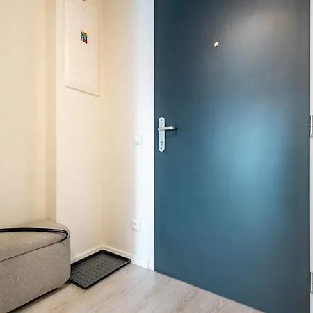 Light & Airy Comfort - Garage & Balcony アパート