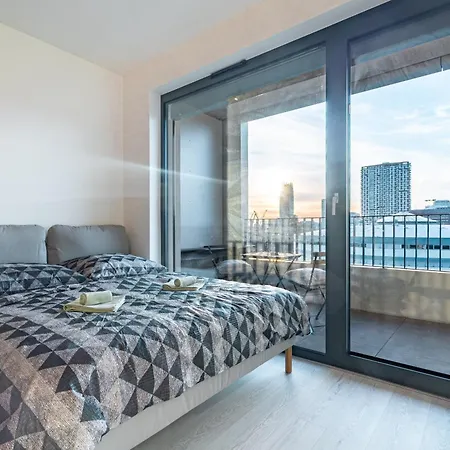Light & Airy Comfort - Garage & Balcony アパート