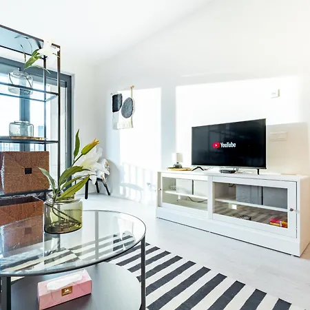 Light & Airy Comfort - Garage & Balcony ブラチスラヴァ