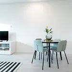 Light & Airy Comfort - Garage & Balcony Lejlighed *